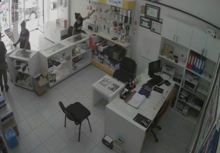 Konya’da flash bellek hırsızlığı kamerada