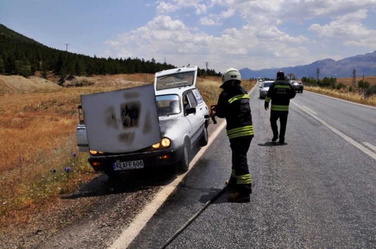 Konya’da seyir halindeki otomobilde yangın