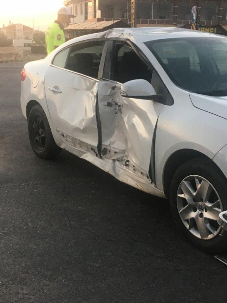Motosiklet otomobile çarptı. 1 ölü, 1 yaralı