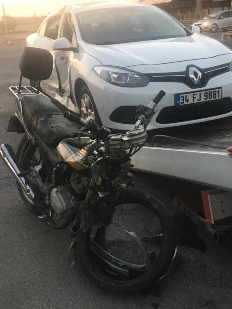 Motosiklet otomobile çarptı. 1 ölü, 1 yaralı
