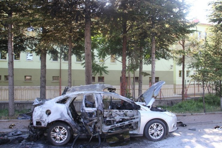 Otomobildeki piknik tüpü bomba gibi patladı