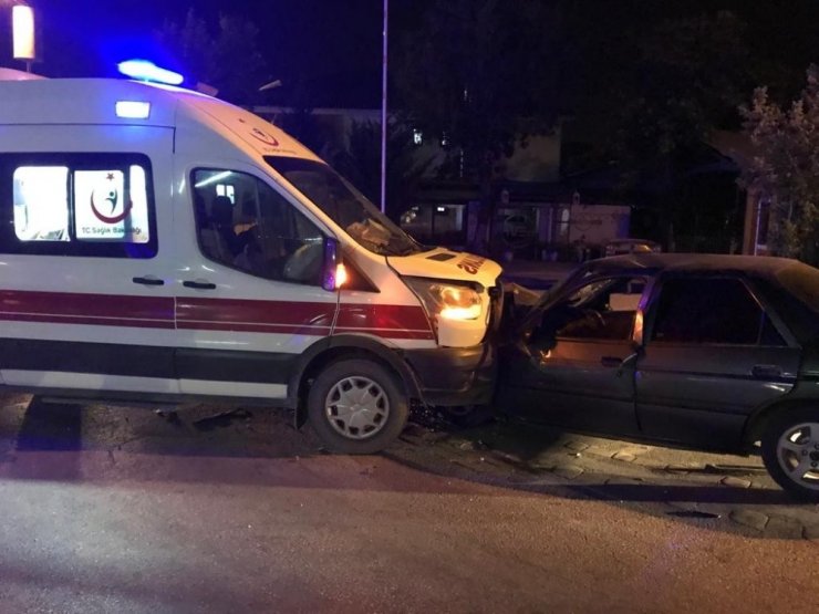 Ambulans ile otomobil çarpıştı: 1 ölü, 6 yaralı