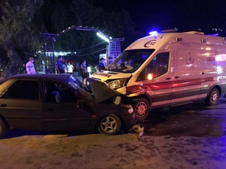 Ambulans ile otomobil çarpıştı: 1 ölü, 6 yaralı
