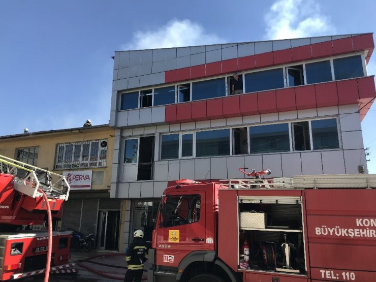 Konya’da tekstil atölyesinin çatısında yangın