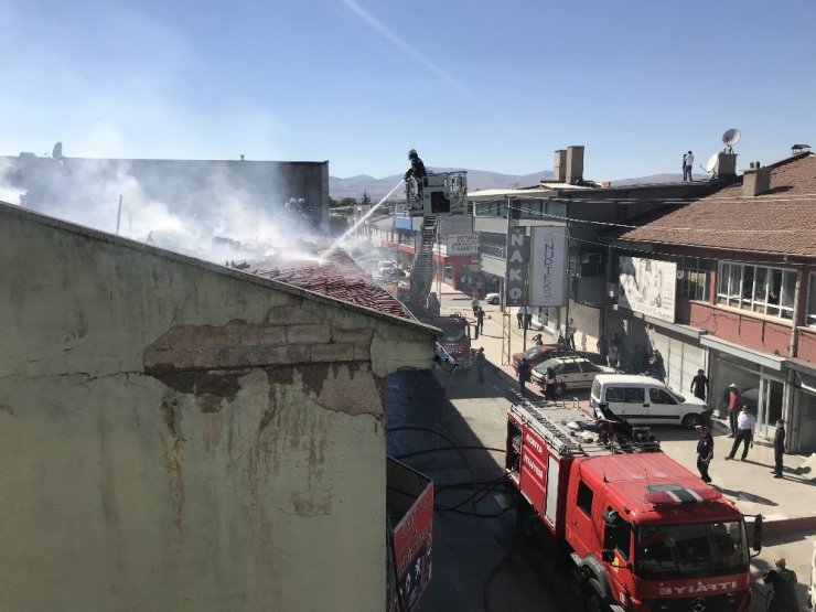 Konya’da tekstil atölyesinin çatısında yangın