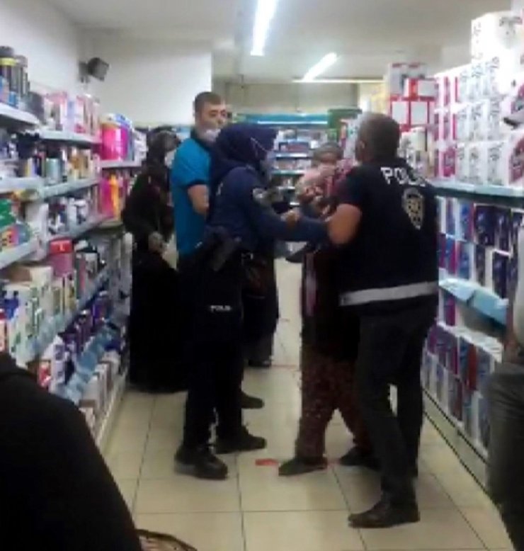 Kadınlar düdüklü tencere için kavga etti