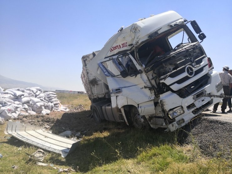 Aksaray’da yem yüklü tır devrildi: 1 yaralı