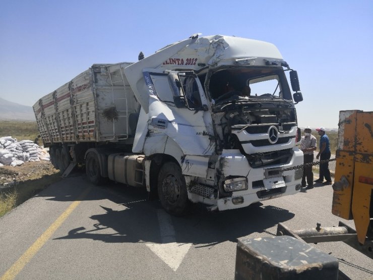 Aksaray’da yem yüklü tır devrildi: 1 yaralı