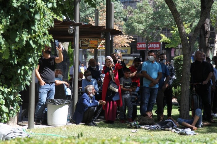 Kızını göremeyince çatıya çıkarak intihar girişiminde bulundu