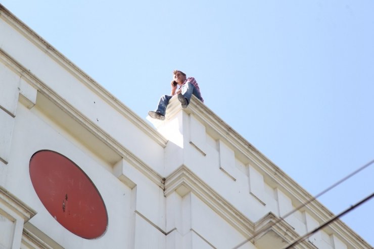 Kızını göremeyince çatıya çıkarak intihar girişiminde bulundu