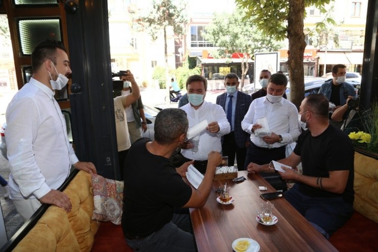 Vali Aydoğdu maske takan çocuğu ve ailesini tebrik etti