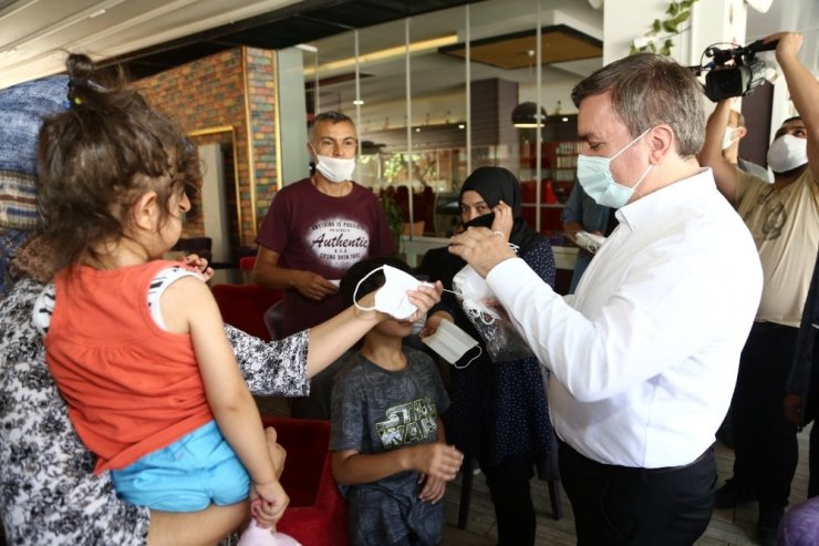 Vali Aydoğdu maske takan çocuğu ve ailesini tebrik etti