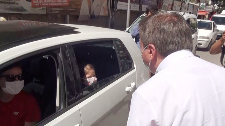 Vali Aydoğdu maske takan çocuğu ve ailesini tebrik etti
