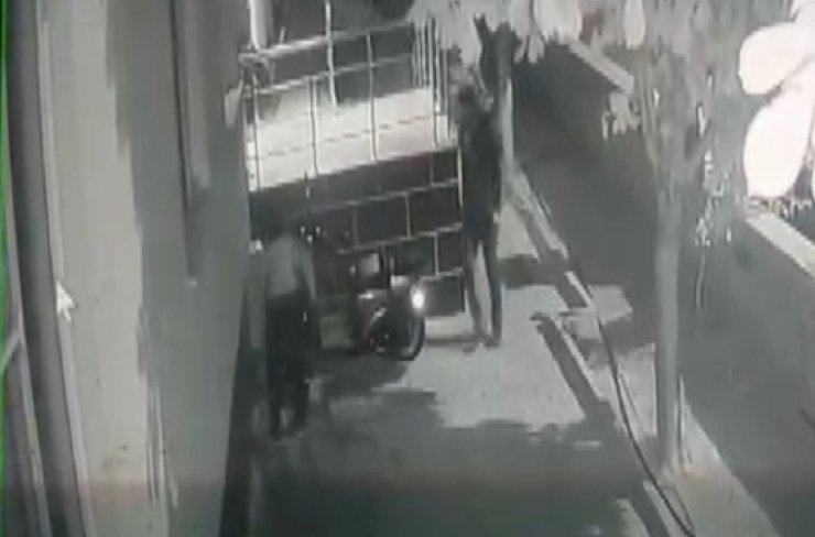 Elektrikli motosikletin çalınma anı kamerada