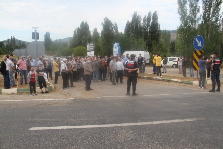 Ölümlü kazanın ardından mahalle sakinlerinden alt geçit eylemi