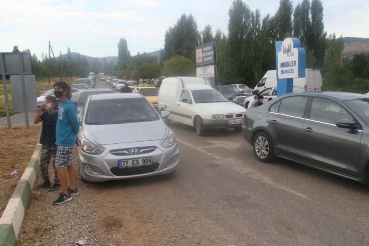 Ölümlü kazanın ardından mahalle sakinlerinden alt geçit eylemi