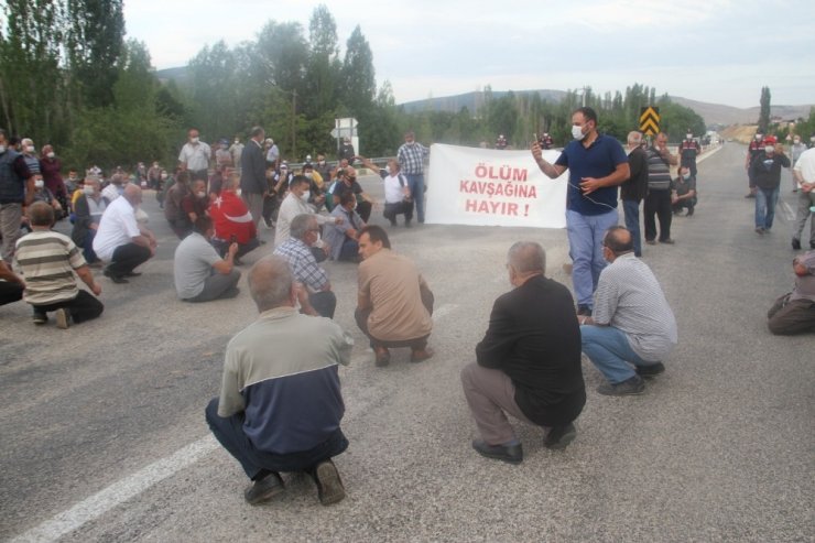 Ölümlü kazanın ardından mahalle sakinlerinden alt geçit eylemi