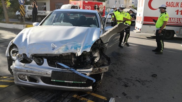 Aksaray’da yolcu minibüsüyle otomobil çarpıştı: 18 yaralı