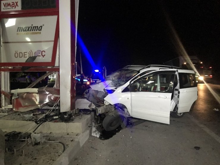 Hafif ticari araç tabelaya çarptı: 1 ölü, 3 yaralı