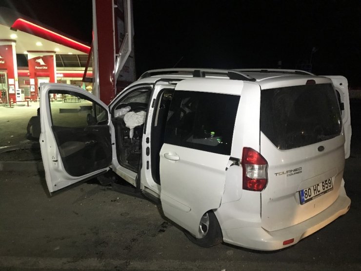 Hafif ticari araç tabelaya çarptı: 1 ölü, 3 yaralı