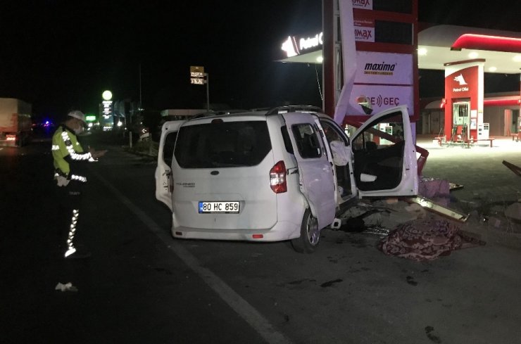 Hafif ticari araç tabelaya çarptı: 1 ölü, 3 yaralı