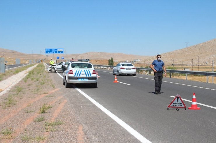Konya’da otomobil bariyerlere çarptı: 1 yaralı