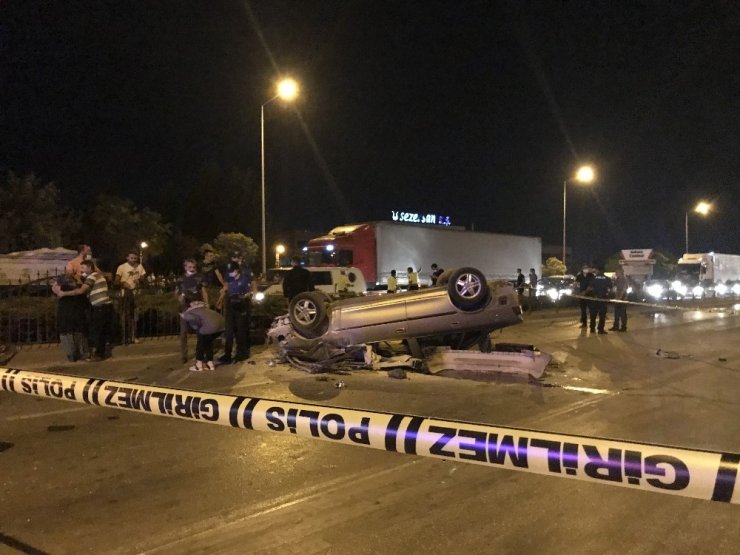 Cam yüklü kamyonete çarpan otomobil takla attı: 1 ölü, 3 yaralı
