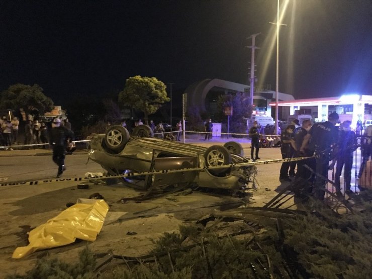 Cam yüklü kamyonete çarpan otomobil takla attı: 1 ölü, 3 yaralı