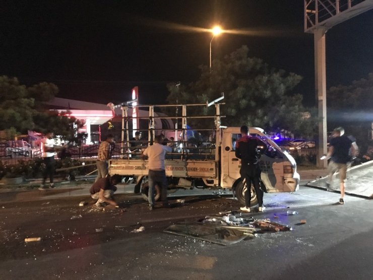 Cam yüklü kamyonete çarpan otomobil takla attı: 1 ölü, 3 yaralı
