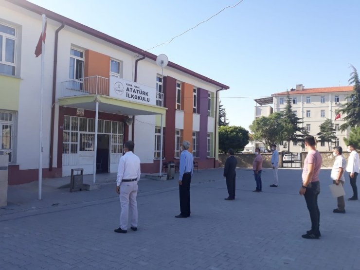 Öğrenciler yerine öğretmenler sıraya girdi