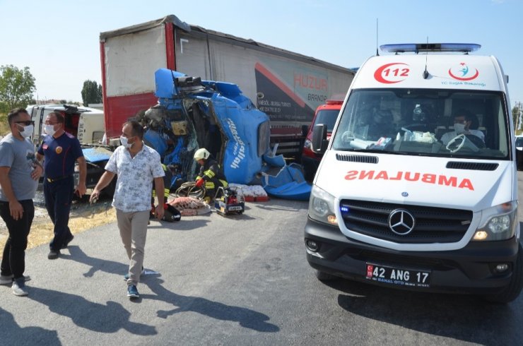 Tırın kabini yerinden koptu: 2 yaralı
