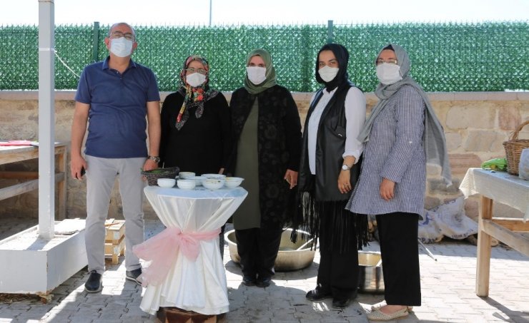 Başkan Kavuş bağbozumu yaptı, pekmez kaynattı