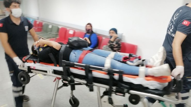 Kırmızı ışıkta bekleyen otomobile çarptı: 4 yaralı