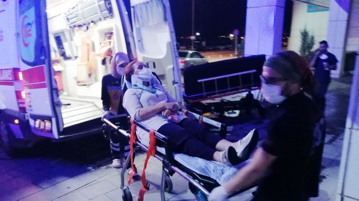 Kırmızı ışıkta bekleyen otomobile çarptı: 4 yaralı