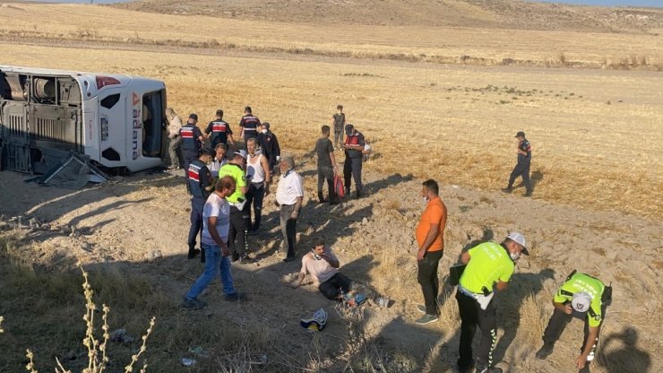 Aksaray’da yolcu otobüsü devrildi: 2’si ağır 32 yaralı