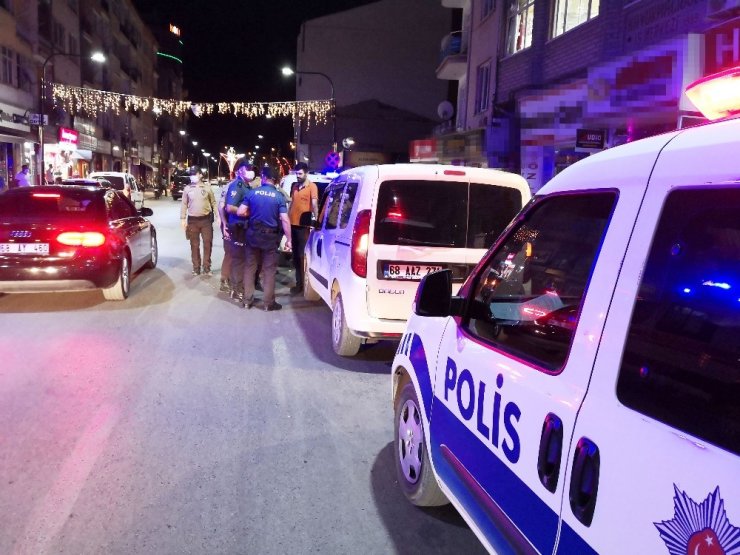 Önce husumetlisini, sonra da kavgayı ayırmak isteyen kuzenini bıçakladı