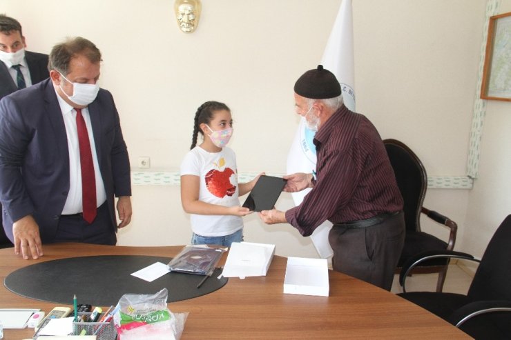 Hayırseverin bağışıyla tablet alındı