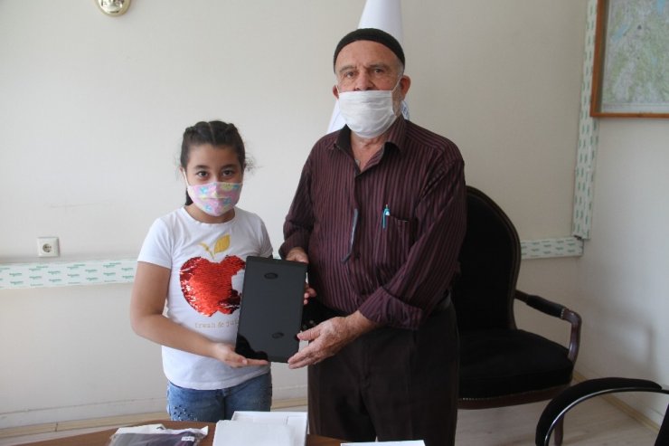 Hayırseverin bağışıyla tablet alındı