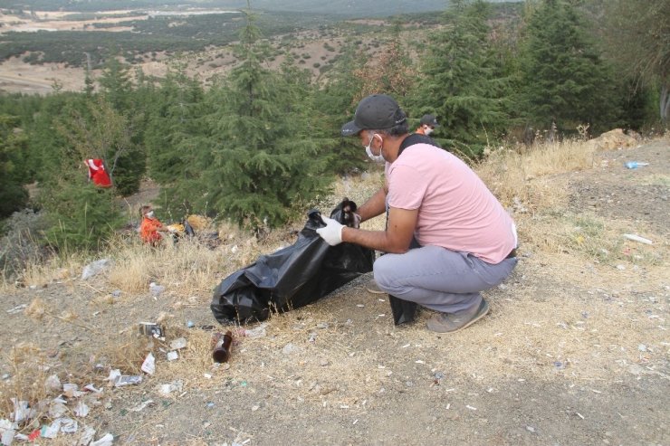 Beyşehir’de gönüllülerden çevre temizliği