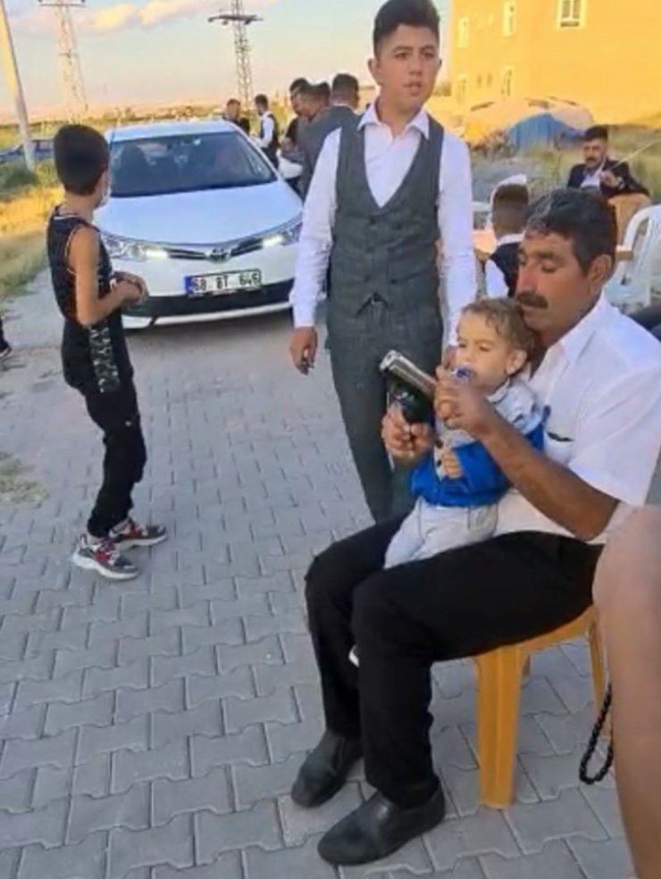 Ağzında emzikli torununun eline silah verip ateş ettirdi