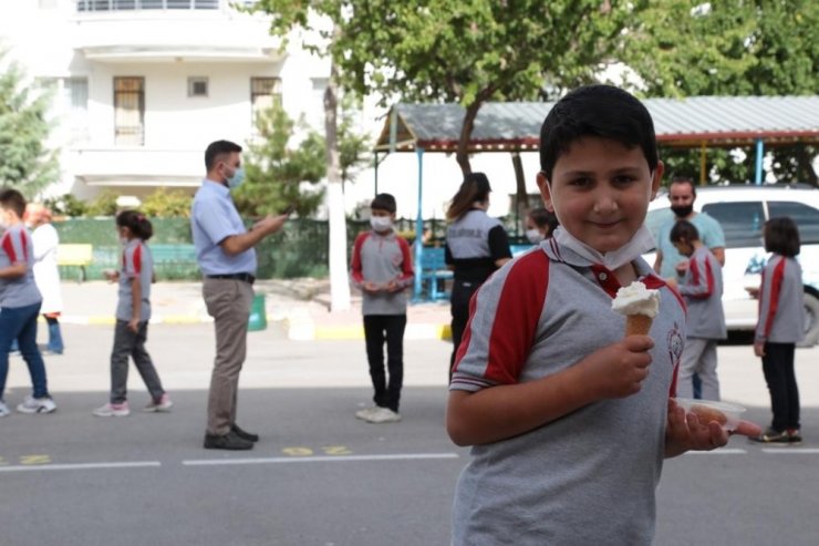 Aksaray Belediyesinden öğrencilere tatlı ve dondurma sürprizi