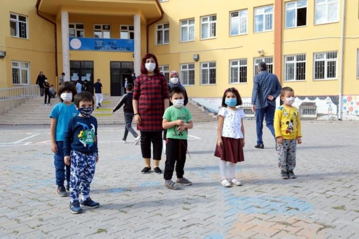 Aksaray Belediyesinden öğrencilere tatlı ve dondurma sürprizi