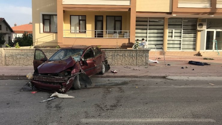 Otomobilin çarptığı baba oğul hayatını kaybetti, anne yaralandı