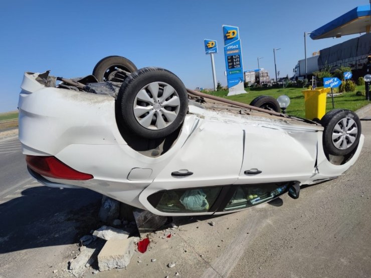 Kamyonetle çarpışan otomobil takla attı: 2 yaralı