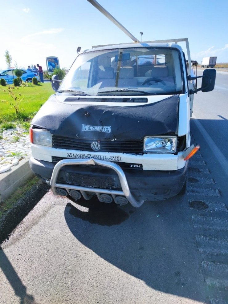 Kamyonetle çarpışan otomobil takla attı: 2 yaralı