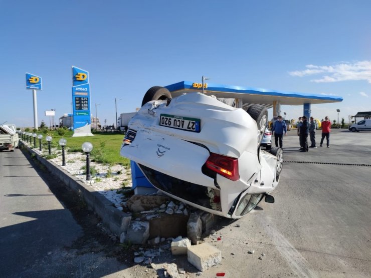 Kamyonetle çarpışan otomobil takla attı: 2 yaralı