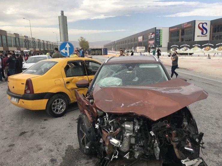 Konya’da mısır yüklü tır otomobillere çarpıp devrildi: 3 yaralı