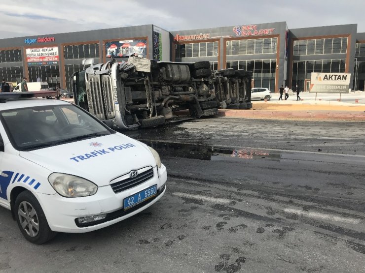 Konya’da mısır yüklü tır otomobillere çarpıp devrildi: 3 yaralı