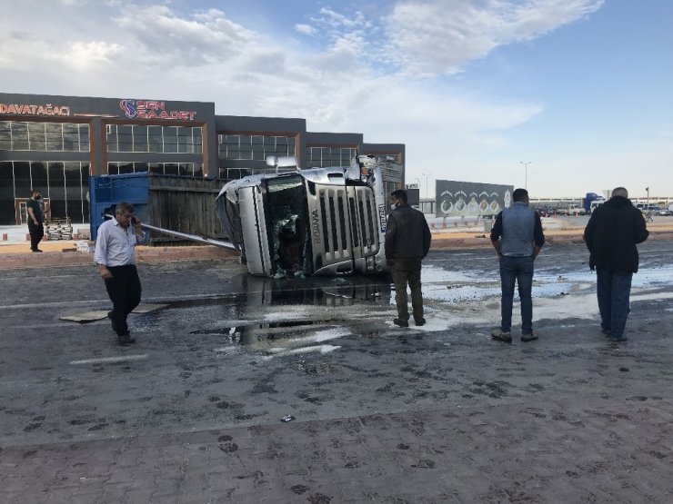 Konya’da mısır yüklü tır otomobillere çarpıp devrildi: 3 yaralı