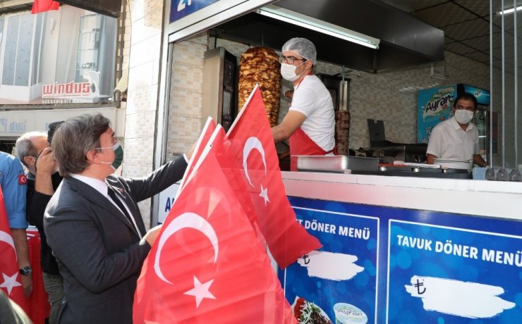 Vali kapı kapı gezip bayrak dağıttı